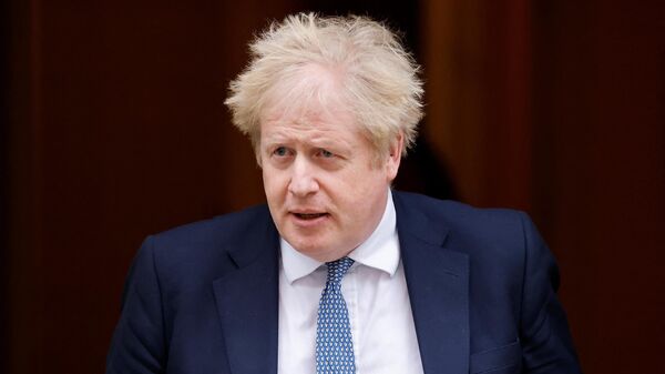 Então primeiro-ministro britânico, Boris Johnson deixa a sede do governo, no centro de Londres, em 2 de fevereiro de 2022 - Sputnik Brasil