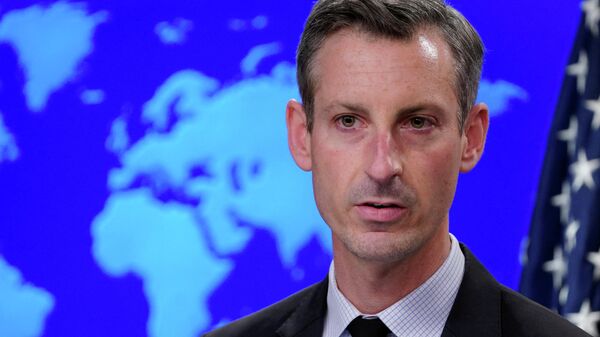 O porta-voz do Departamento de Estado dos EUA, Ned Price, fala durante um briefing no Departamento de Estado em Washington, D.C., EUA, 1º de fevereiro de 2022 - Sputnik Brasil
