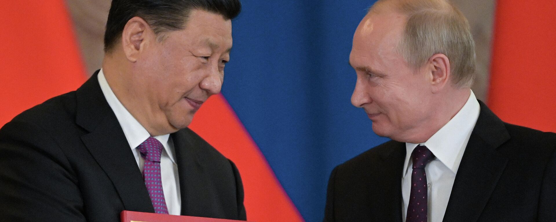 Em Moscou, o presidente da China, Xi Jinping (à esquerda), cumprimenta o presidente da Rússia, Vladimir Putin, em 5 de junho de 2019 - Sputnik Brasil, 1920, 06.02.2022