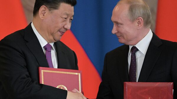 Em Moscou, o presidente da China, Xi Jinping (à esquerda), cumprimenta o presidente da Rússia, Vladimir Putin, em 5 de junho de 2019 - Sputnik Brasil