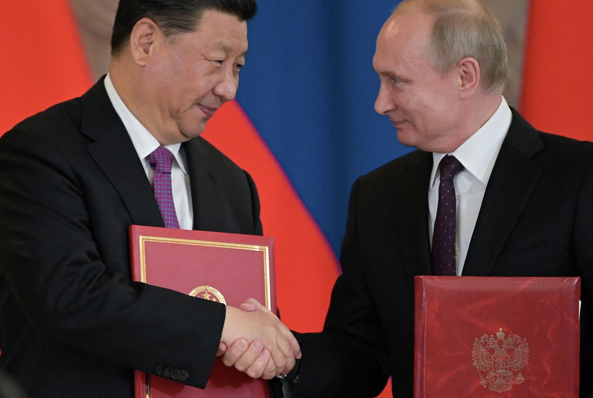 Em Moscou, o presidente da China, Xi Jinping (à esquerda), cumprimenta o presidente da Rússia, Vladimir Putin, em 5 de junho de 2019 - Sputnik Brasil, 1920, 16.04.2022
