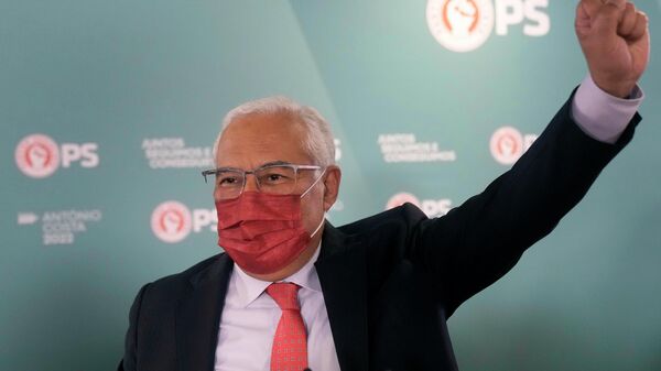 O primeiro-ministro português e secretário-geral do Partido Socialista, Antonio Costa, gesticula para apoiadores após os resultados das eleições, 31 de janeiro de 2022 - Sputnik Brasil
