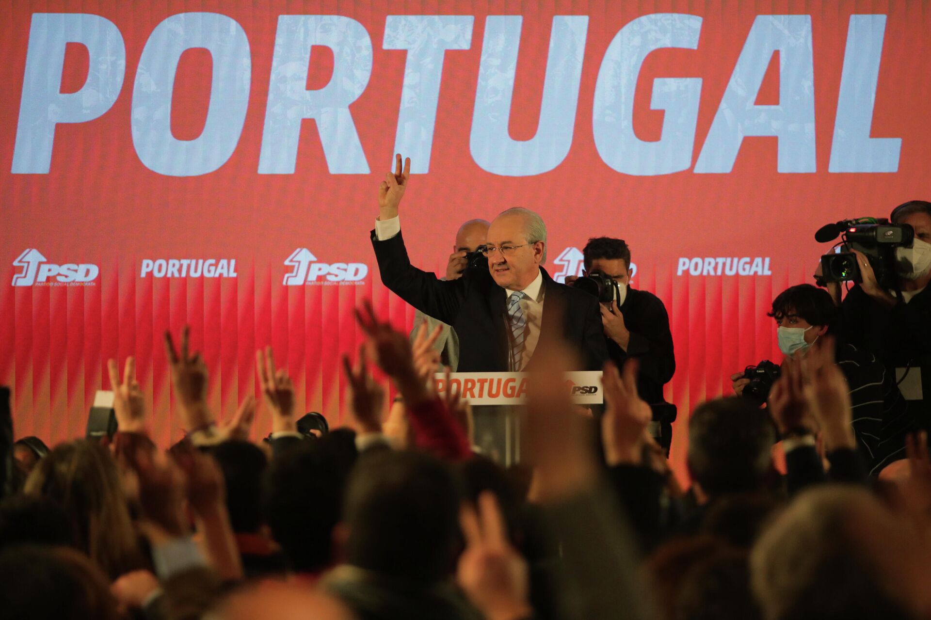 Rui Rio, líder do Partido Social Democrata, de centro-direita, sinaliza ao se dirigir a apoiadores após os resultados das eleições, 31 de janeiro de 2022 - Sputnik Brasil, 1920, 03.02.2022