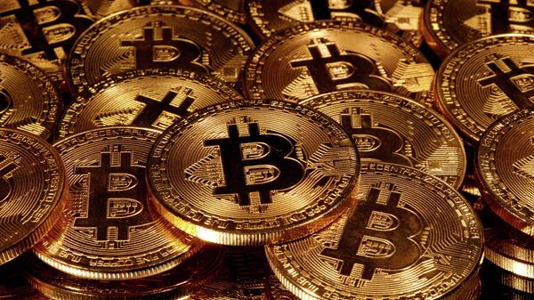 Representações da moeda virtual bitcoin são vistas em foto de 13 de março de 2020 - Sputnik Brasil