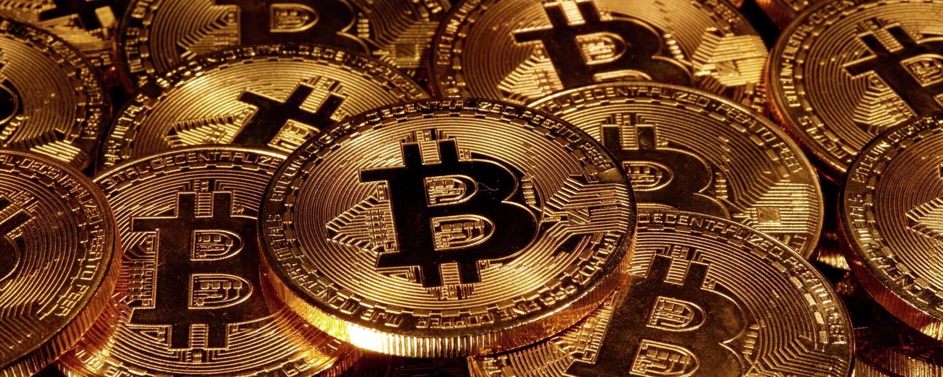 Representações da moeda virtual bitcoin são vistas em foto de 13 de março de 2020 - Sputnik Brasil, 1920, 03.02.2022