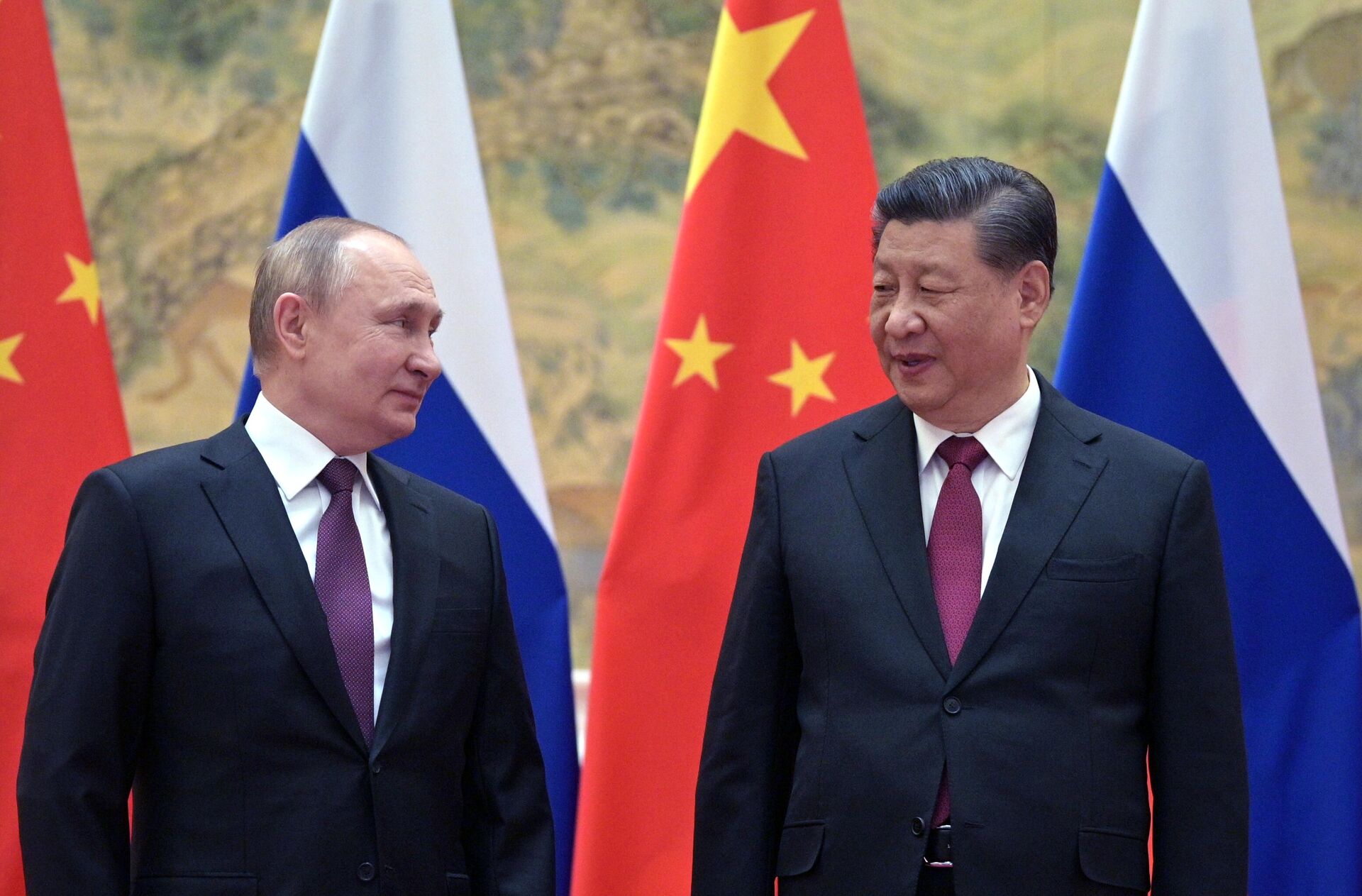Presidente russo, Vladimir Putin (à esquerda), e o líder chinês Xi Jinping (à direita) em Pequim - Sputnik Brasil, 1920, 09.04.2022