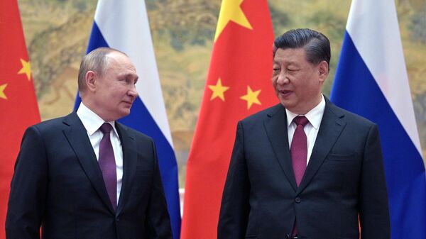 Presidente russo, Vladimir Putin (à esquerda), e o líder chinês Xi Jinping (à direita) em Pequim - Sputnik Brasil