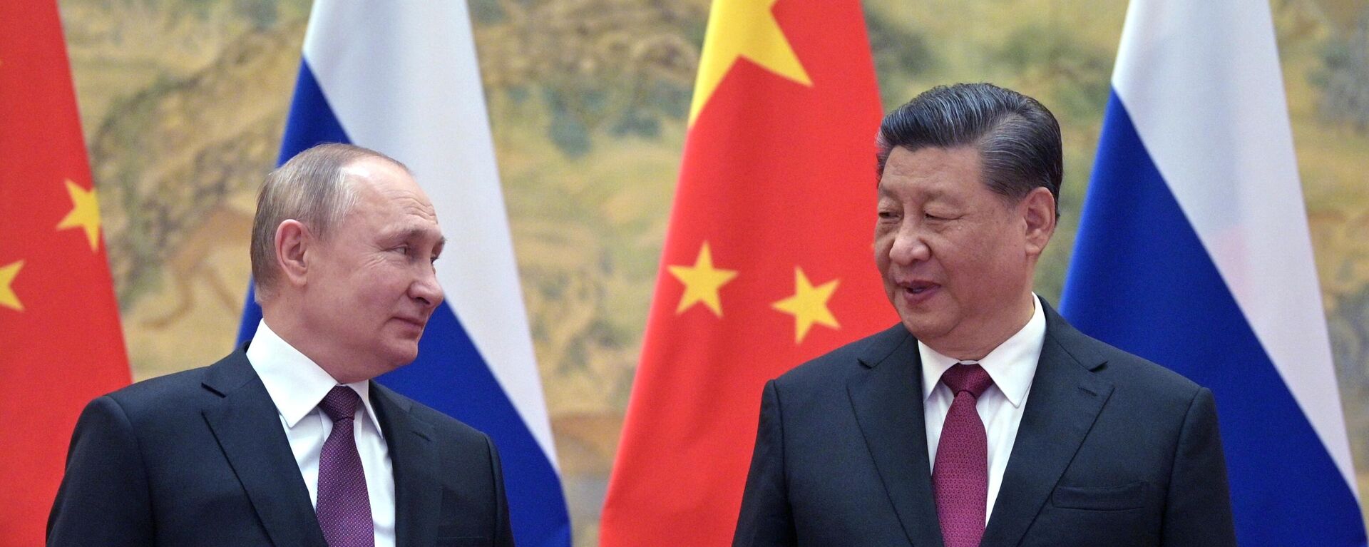 Presidente russo, Vladimir Putin (à esquerda), e o líder chinês Xi Jinping (à direita) em Pequim - Sputnik Brasil, 1920, 20.08.2022