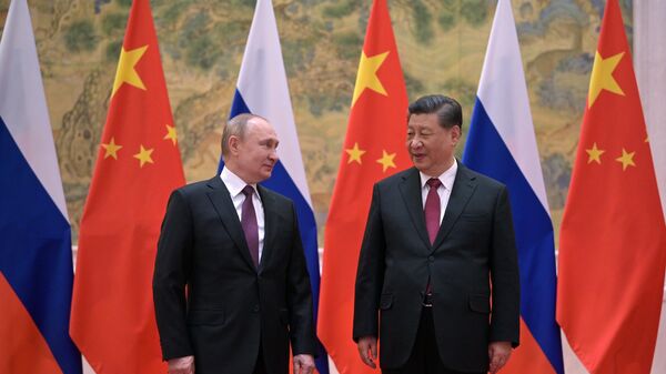 Presidente russo Vladimir Putin e líder chinês Xi Jinping, durante reunião na residência oficial em Pequim, 4 de fevereiro de 2022 - Sputnik Brasil
