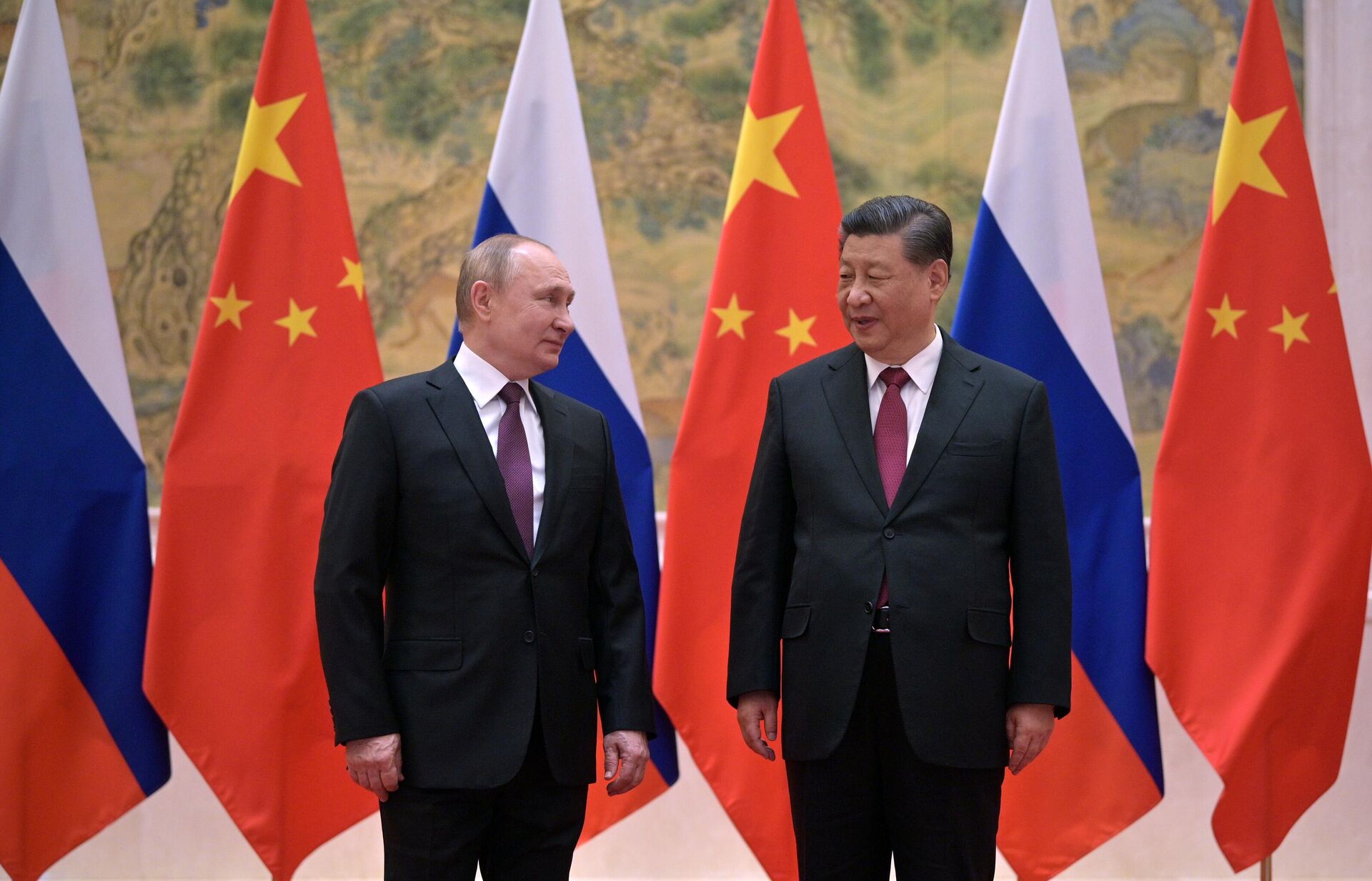 Presidente russo Vladimir Putin e líder chinês Xi Jinping, durante reunião na residência oficial em Pequim, 4 de fevereiro de 2022 - Sputnik Brasil, 1920, 04.02.2022