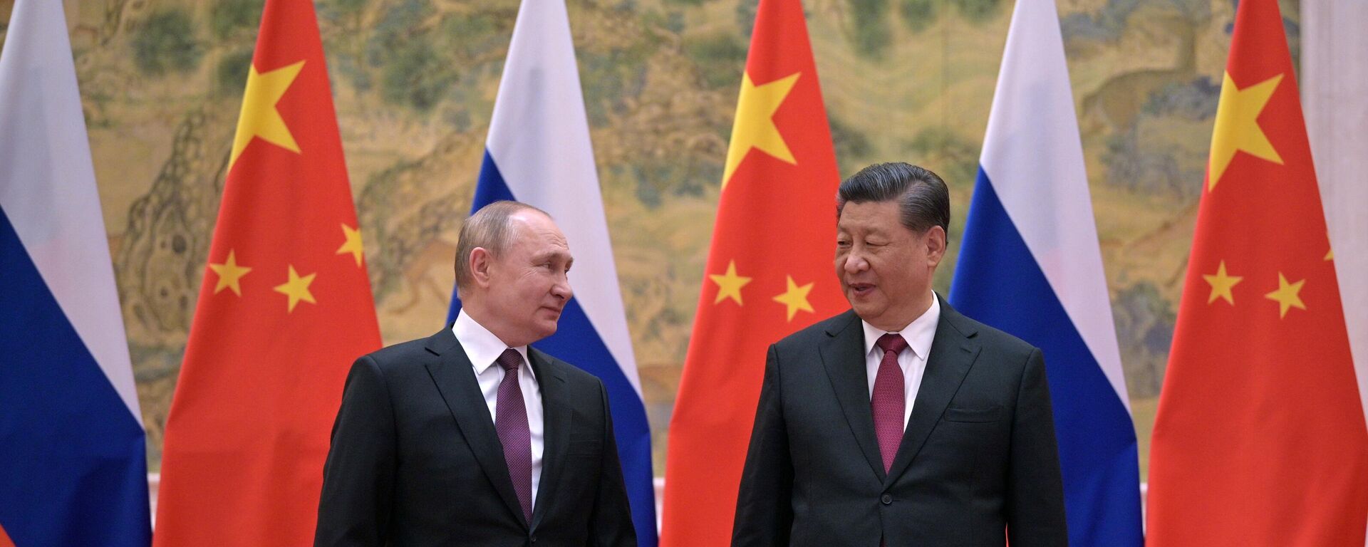 Presidente russo Vladimir Putin e líder chinês Xi Jinping, durante reunião na residência oficial em Pequim, 4 de fevereiro de 2022 - Sputnik Brasil, 1920, 11.09.2022
