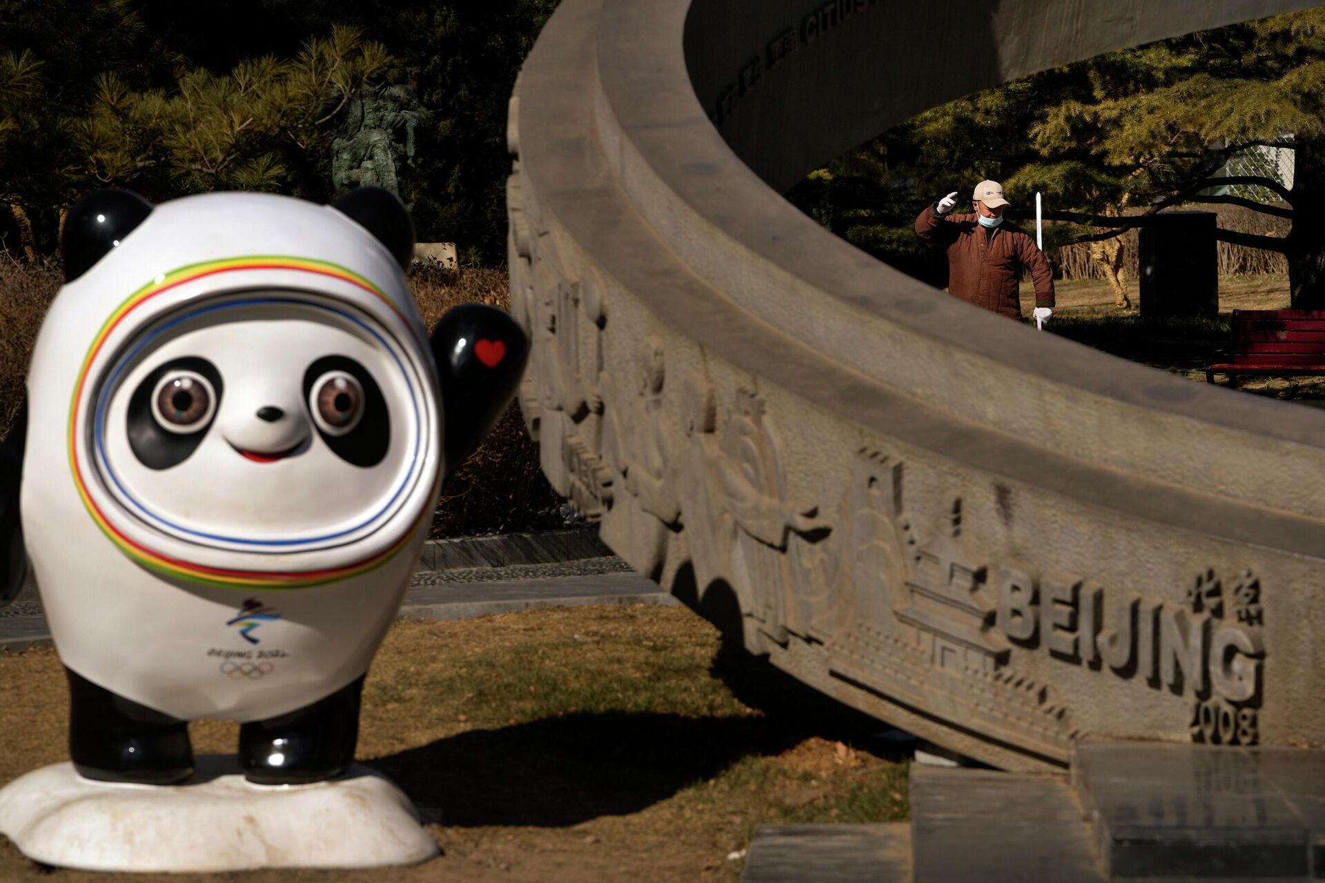Bing Dwen Dwen, mascote dos Jogos Olímpicos de Inverno de 2022, ao lado do monumento olímpico em Pequim, 4 de fevereiro de 2022 - Sputnik Brasil, 1920, 04.02.2022
