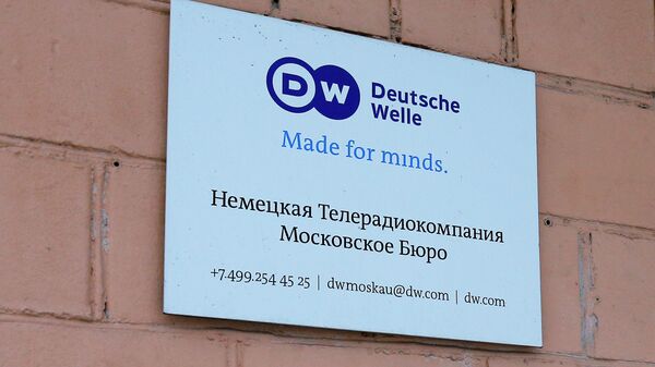 Cartaz do escritório moscovita da emissora estatal alemã Deutsche Welle no prédio da mídia em Moscou, Rússia, 4 de fevereiro de 2022 - Sputnik Brasil