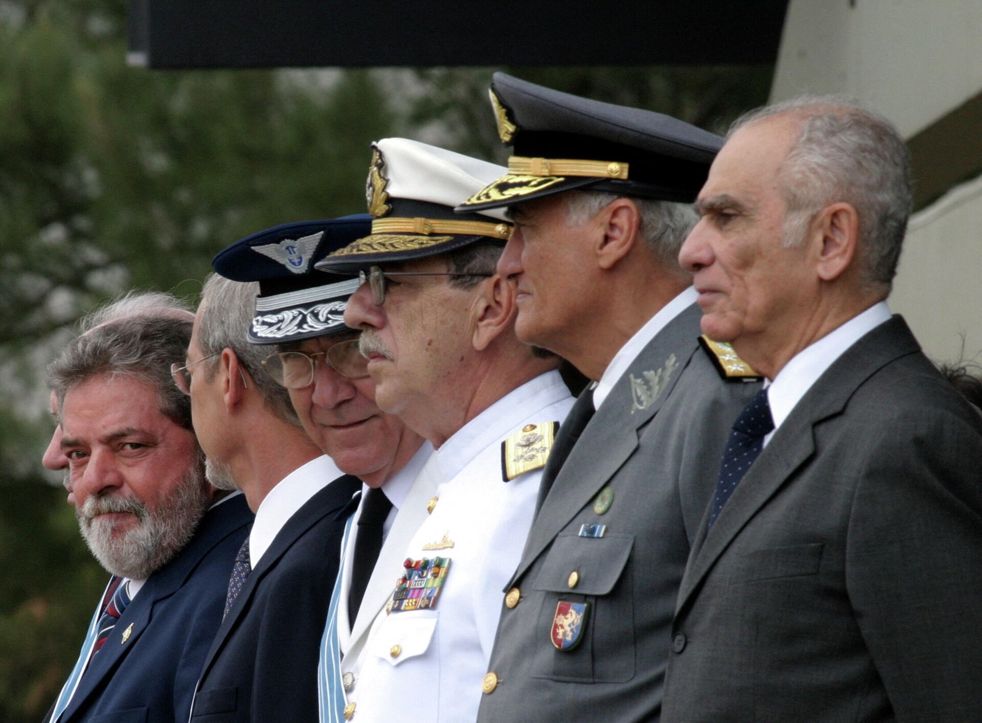 O ex-presidente brasileiro Luiz Inácio Lula da Silva (E) ao lado de líderes do Exército durante cerimônia na Base Aérea de Brasília, 22 de outubro de 2004 - Sputnik Brasil, 1920, 04.02.2022