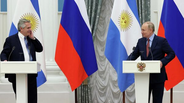 O presidente da ússia, Vladimir Putin, e o presidente da Argentina, Alberto Fernandez, participam de uma coletiva de imprensa conjunta após sua reunião em Moscou, Rússia, 3 de fevereiro de 2022 - Sputnik Brasil