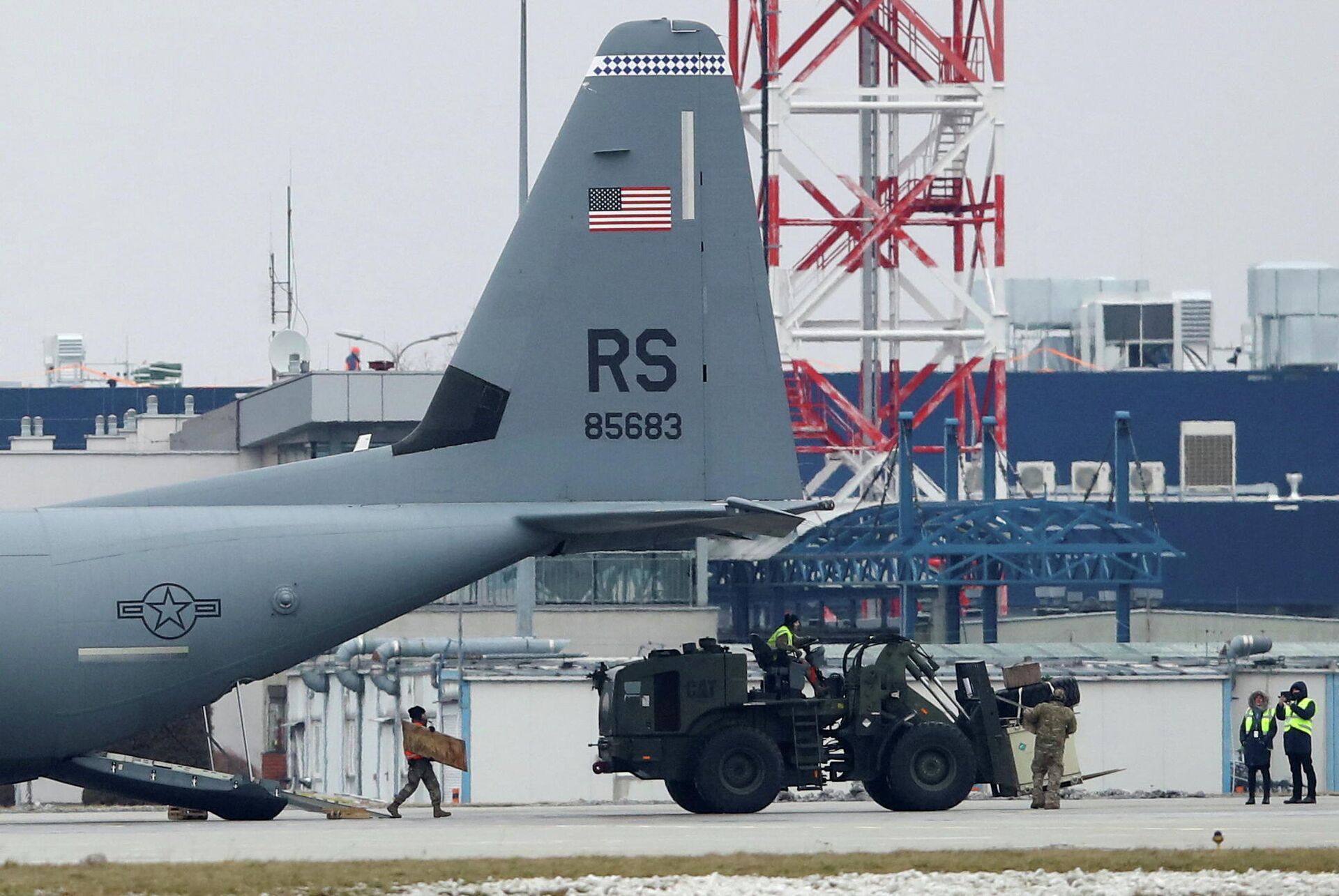 Soldados desembalam equipamentos de uma aeronave de transporte Lockheed Martin C-130 Hercules da Força Aérea dos EUA depois de pousar no aeroporto de Jasionka perto de Rzeszow, Polônia, em 4 de fevereiro de 2022 - Sputnik Brasil, 1920, 07.02.2022