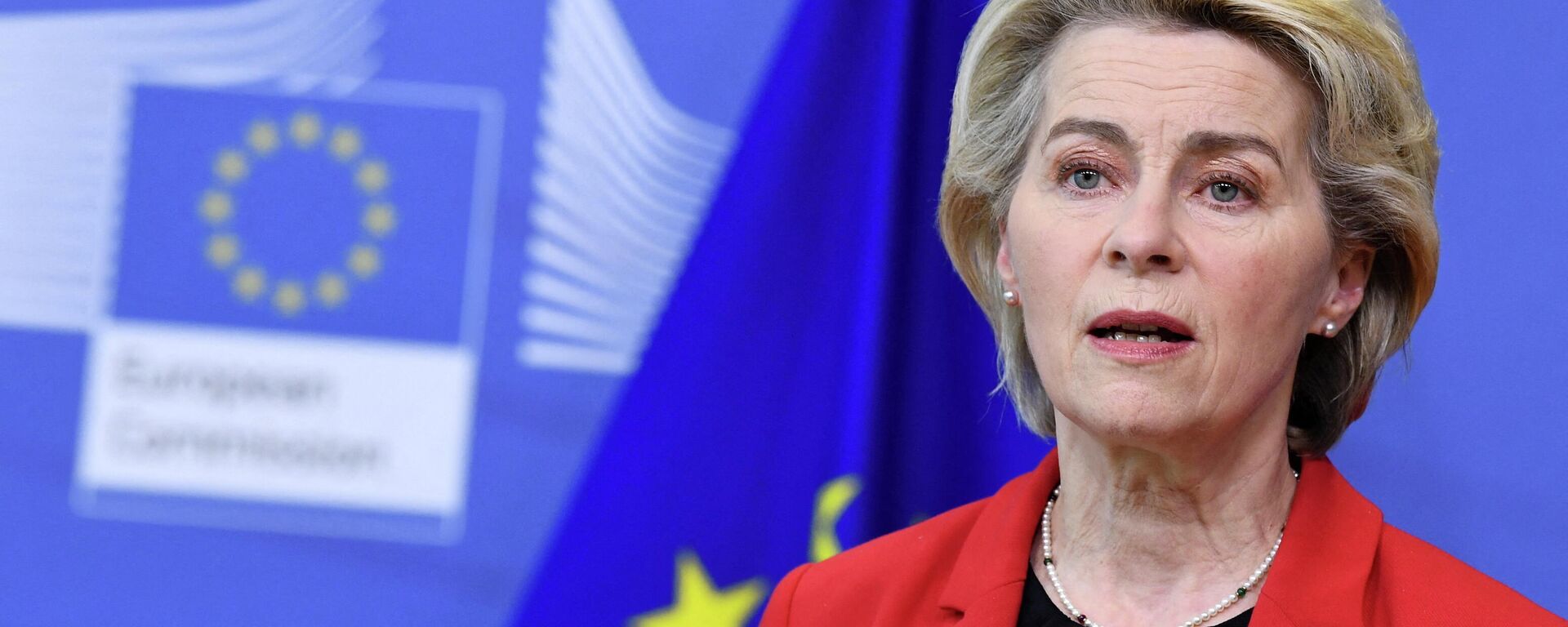 Ursula von der Leyen, presidente da Comissão Europeia, dá declaração sobre a Ucrânia na sede da União Europeia em Bruxelas, Bélgica, 24 de janeiro de 2022 - Sputnik Brasil, 1920, 27.02.2022