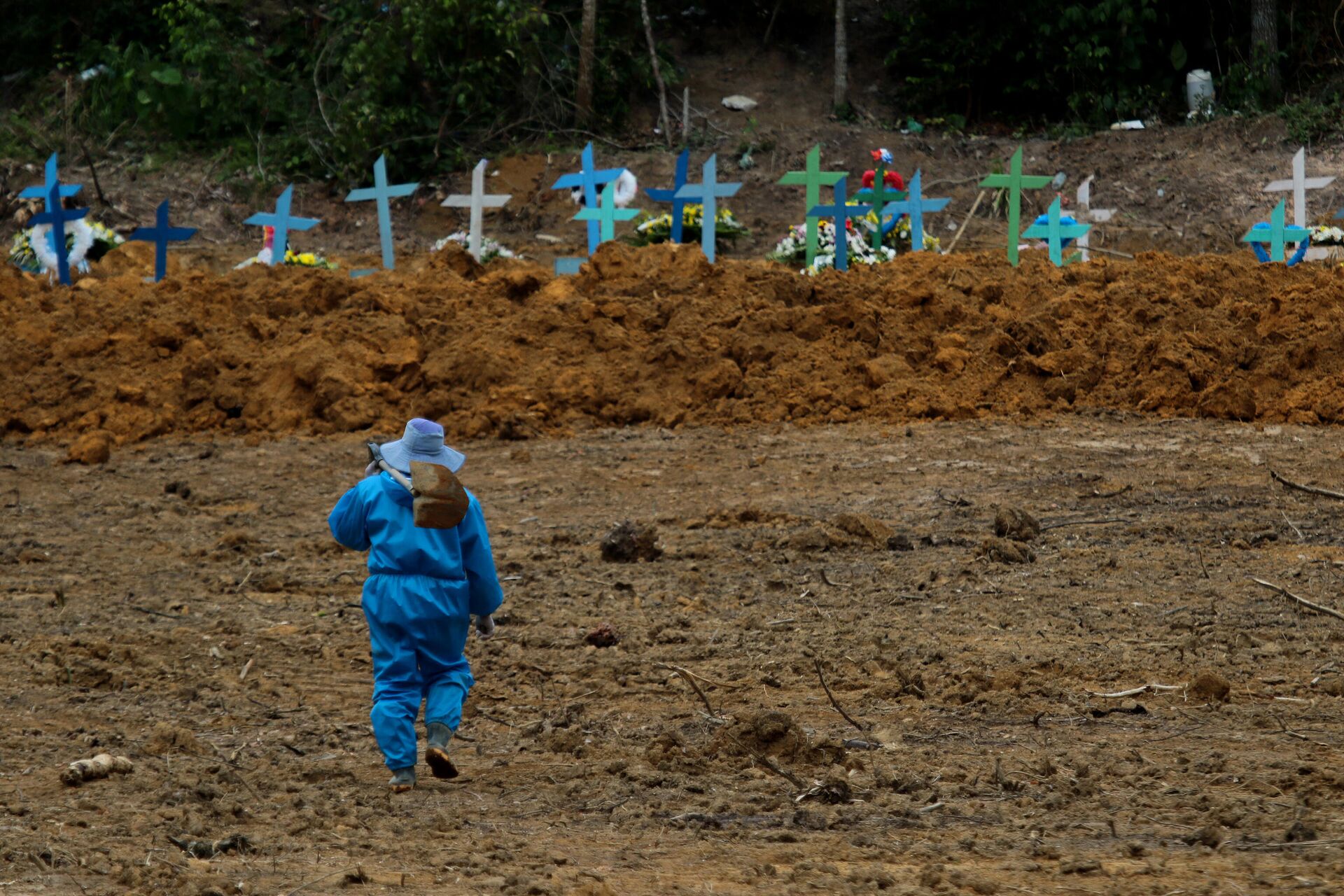 Em Manaus, no estado brasileiro do Amazonas, funcionários de uma funerária caminham no cemitério municipal Nossa Senhora Aparecida, em meio à pandemia da COVID-19, em 15 de abril de 2020 - Sputnik Brasil, 1920, 02.10.2022