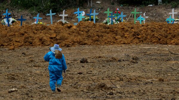 Em Manaus, no estado brasileiro do Amazonas, funcionários de uma funerária caminham no cemitério municipal Nossa Senhora Aparecida, em meio à pandemia da COVID-19, em 15 de abril de 2020 - Sputnik Brasil