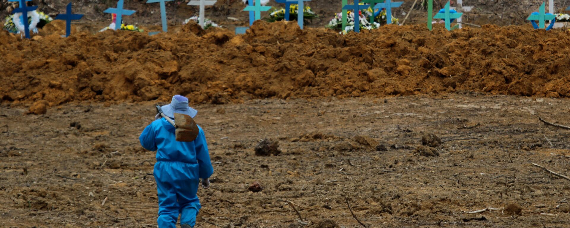 Em Manaus, no estado brasileiro do Amazonas, funcionários de uma funerária caminham no cemitério municipal Nossa Senhora Aparecida, em meio à pandemia da COVID-19, em 15 de abril de 2020 - Sputnik Brasil, 1920, 04.02.2022