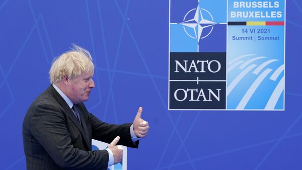 Em Bruxelas, o primeiro-ministro britânico, Boris Johnson, gesticula após chegar a um encontro com o secretário-geral da OTAN, Jens Stoltenberg, em 14 de junho de 2021 - Sputnik Brasil
