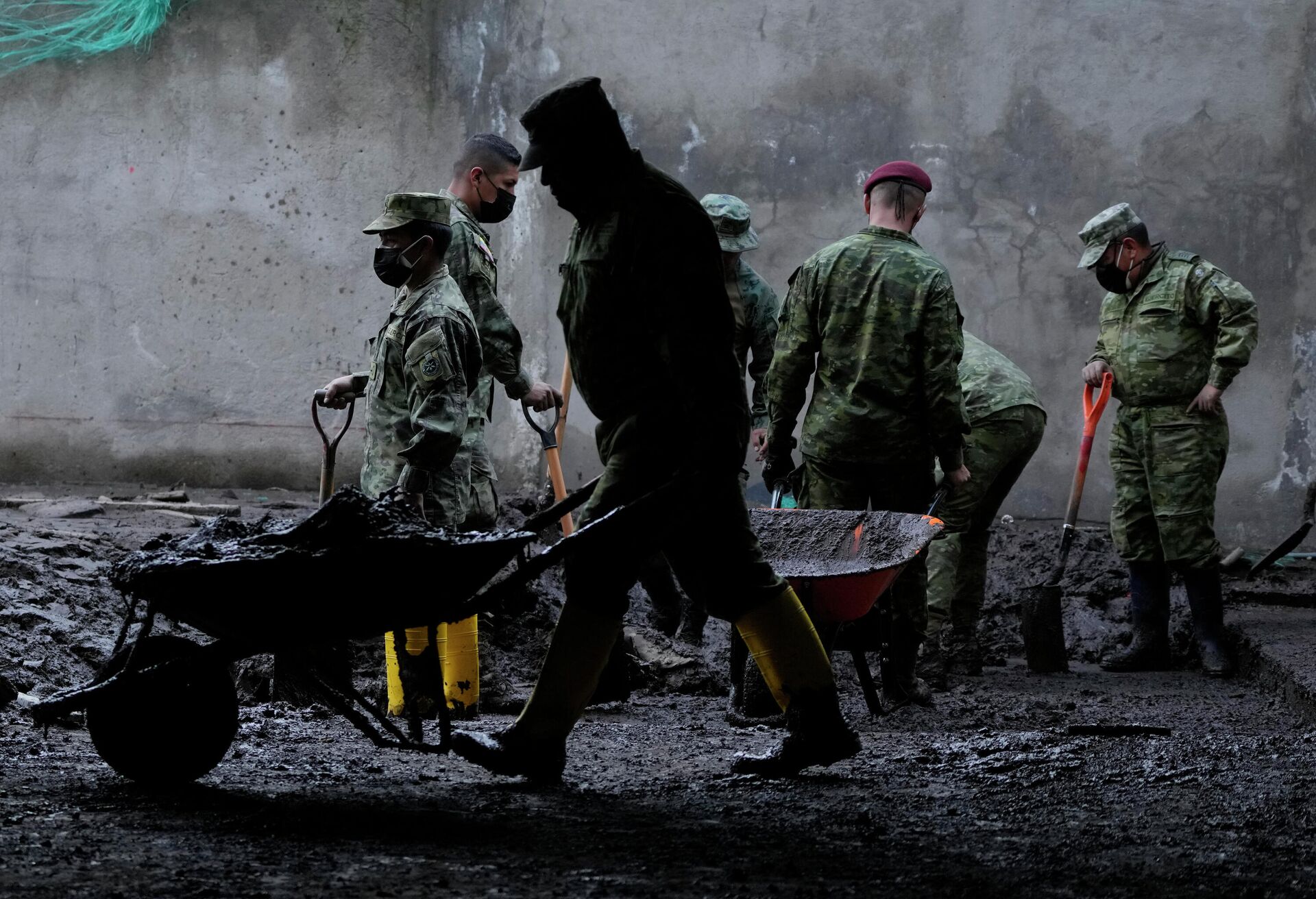 Em Quito, capital do Equador, soldados limpam uma casa atingida por um deslizamento após fortes chuvas na região, em 3 de fevereiro de 2022 - Sputnik Brasil, 1920, 05.02.2022