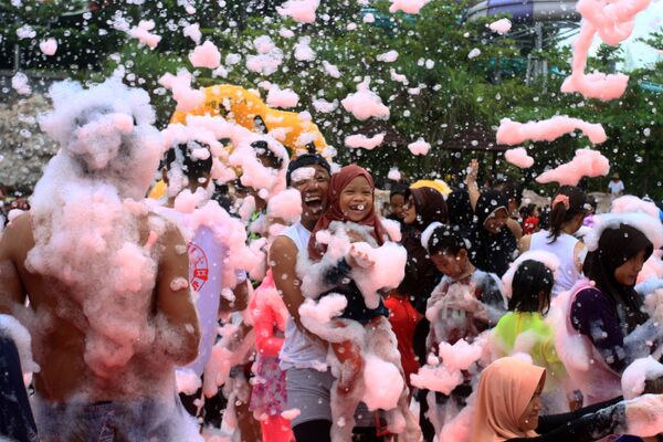 Pessoas brincando com espuma no parque de diversões, no primeiro dia do Ano Novo lunar do tigre em Yogyakarta, Indonésia. - Sputnik Brasil