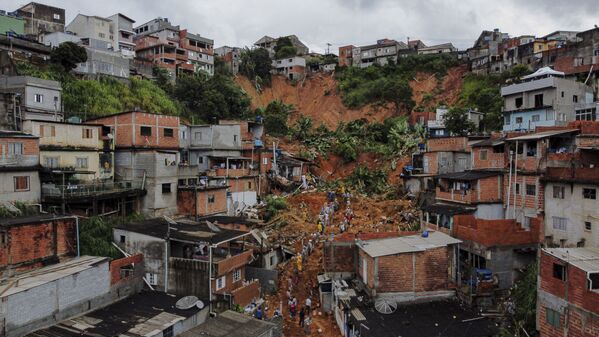Deslizamento de terra causado por chuvas torrenciais destrói casas em Franco da Rocha, estado de São Paulo. - Sputnik Brasil