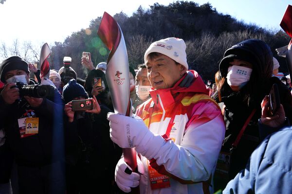 Jackie Chan segura tocha dos Jogos Olímpicos de Inverno de 2022 em Pequim, China. - Sputnik Brasil