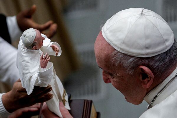 Papa Francisco olha para sua estatueta no Vaticano. - Sputnik Brasil