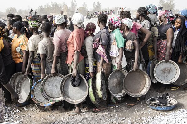 Mulheres em fila de espera para receber salário em um mina de granito em Ouagadougou, Burkina Faso. - Sputnik Brasil