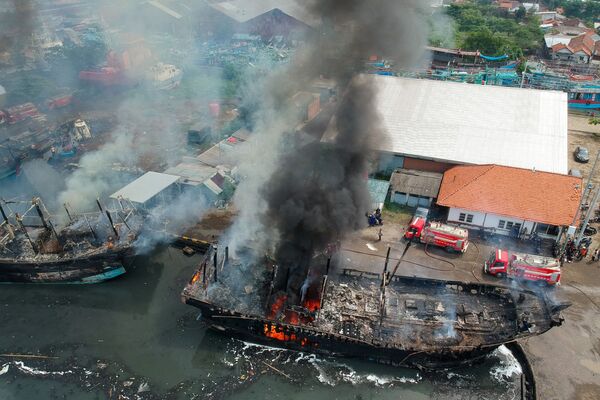 Incêndio em barcos de madeira tradicionais no porto de Tegal, Indonésia. - Sputnik Brasil