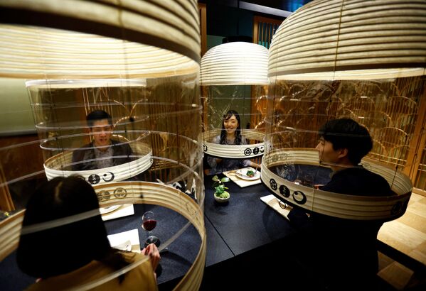 Funcionários do hotel Hoshinoya Tokyo testam sistema que protege visitantes da COVID-19, em Tóquio. - Sputnik Brasil