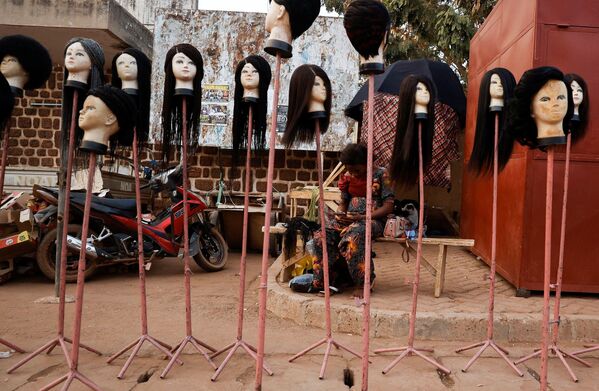 Vendedor de perucas em Ouagadougou, Burkina Faso. - Sputnik Brasil
