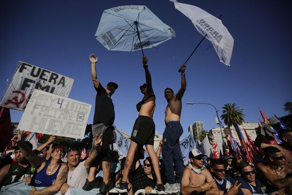Manifestantes protestam exigindo reforma do sistema judicial perto do Palácio da Justiça em Buenos Aires, Argentina. - Sputnik Brasil