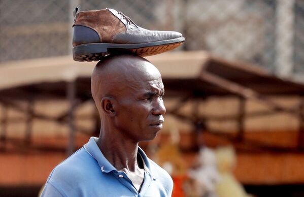 Homem no mercado de Mvog Ada em Yaoundé, Camarões. - Sputnik Brasil
