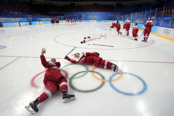 Atletas da equipe feminina de hóquei no gelo da Dinamarca tiram selfies durante preparações para a abertura dos Jogos Olímpicos de Inverno de 2022 em Pequim. - Sputnik Brasil