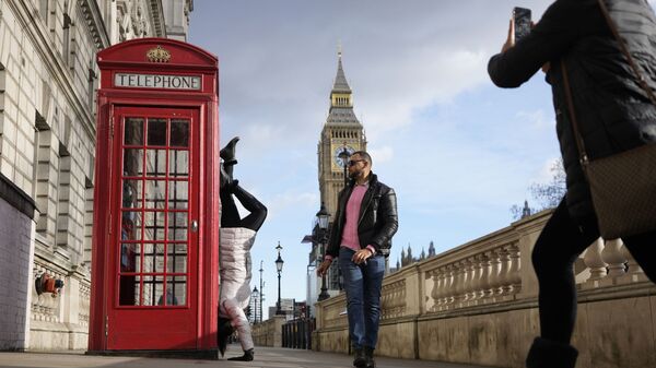 Turista brasileira posa para foto ao lado de cabine telefônica perto do Big Ben, em Londres, no Reino Unido - Sputnik Brasil