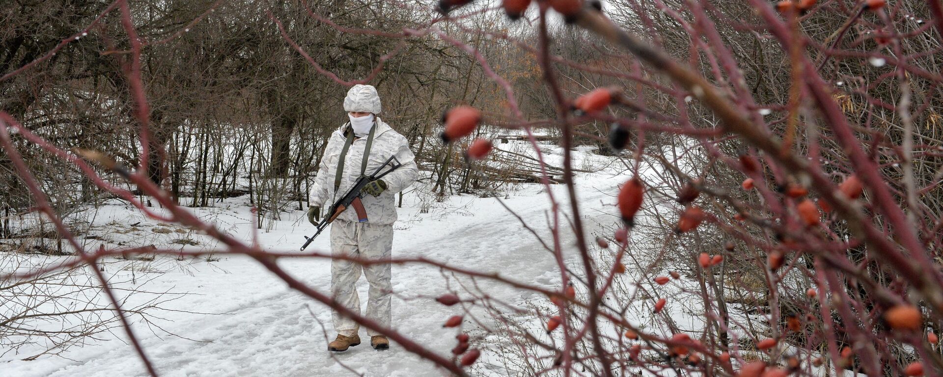 Militar das Forças Armadas da Ucrânia perto da linha de contato na região de Donetsk, 4 de fevereiro de 2022 - Sputnik Brasil, 1920, 05.02.2022