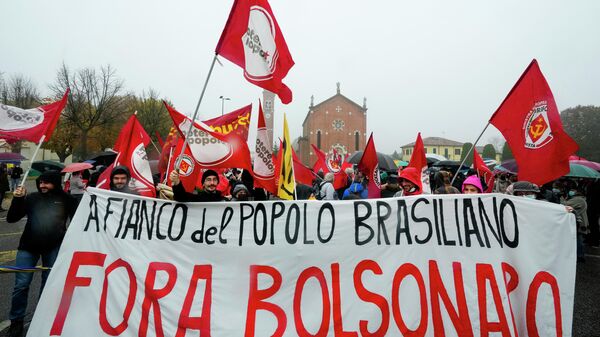Pessoas com placares contra Jair Bolsonaro em Anguillara Veneta, Itália, 1º de novembro de 2021 - Sputnik Brasil