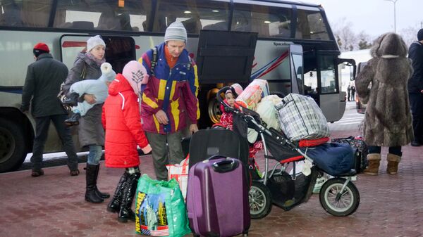 Refugiados da Ucrânia deixam ônibus no aeroporto de Kharkov, Ucrânia, 13 de janeiro de 2015 - Sputnik Brasil