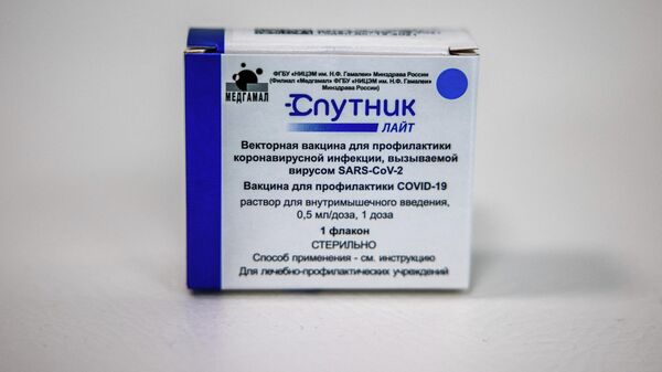 Caixa com frascos da Sputnik Light, vacina de dose única contra a COVID-19, em centro de vacinação do Parque Sokolniki, Moscou, Rússia, 2 de julho de 2021 - Sputnik Brasil