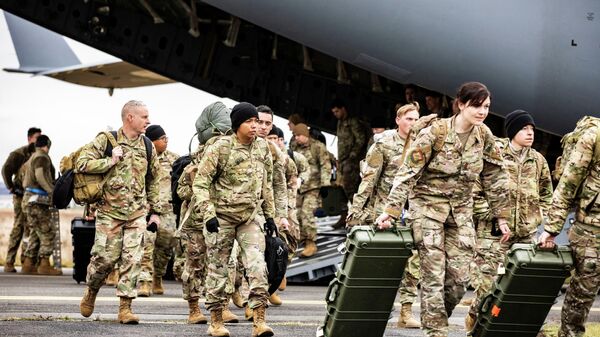Militares do 18º Corpo Aerotransportado do Exército dos EUA chegam como parte de um novo contingente de forças do Exército dos EUA a Wiesbaden, Alemanha, 4 de fevereiro de 2022 - Sputnik Brasil