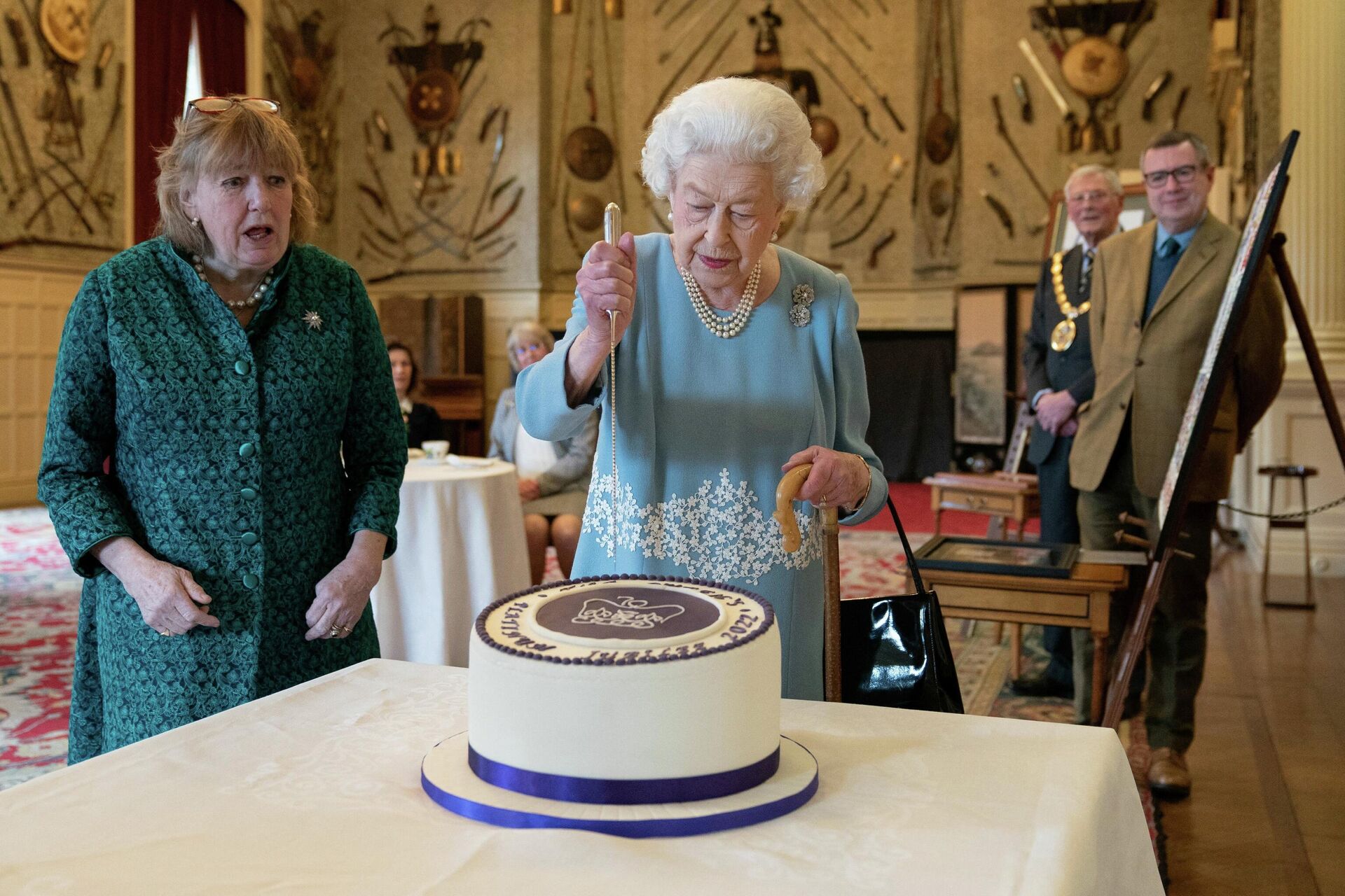 Rainha britânica Elizabeth II corta bolo para celebrar início de seu Aniversário de Platina em Sandringham House, Reino Unido, 5 de fevereiro de 2022 - Sputnik Brasil, 1920, 07.02.2022