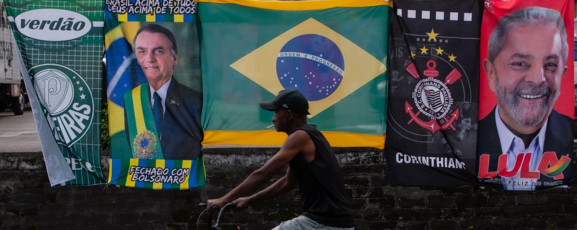 Ambulante vende bandeiras de Jair Bolsonaro e Lula no mesmo varal na cidade de Santos, São Paulo, 25 de janeiro de 2022. - Sputnik Brasil, 1920, 12.04.2022