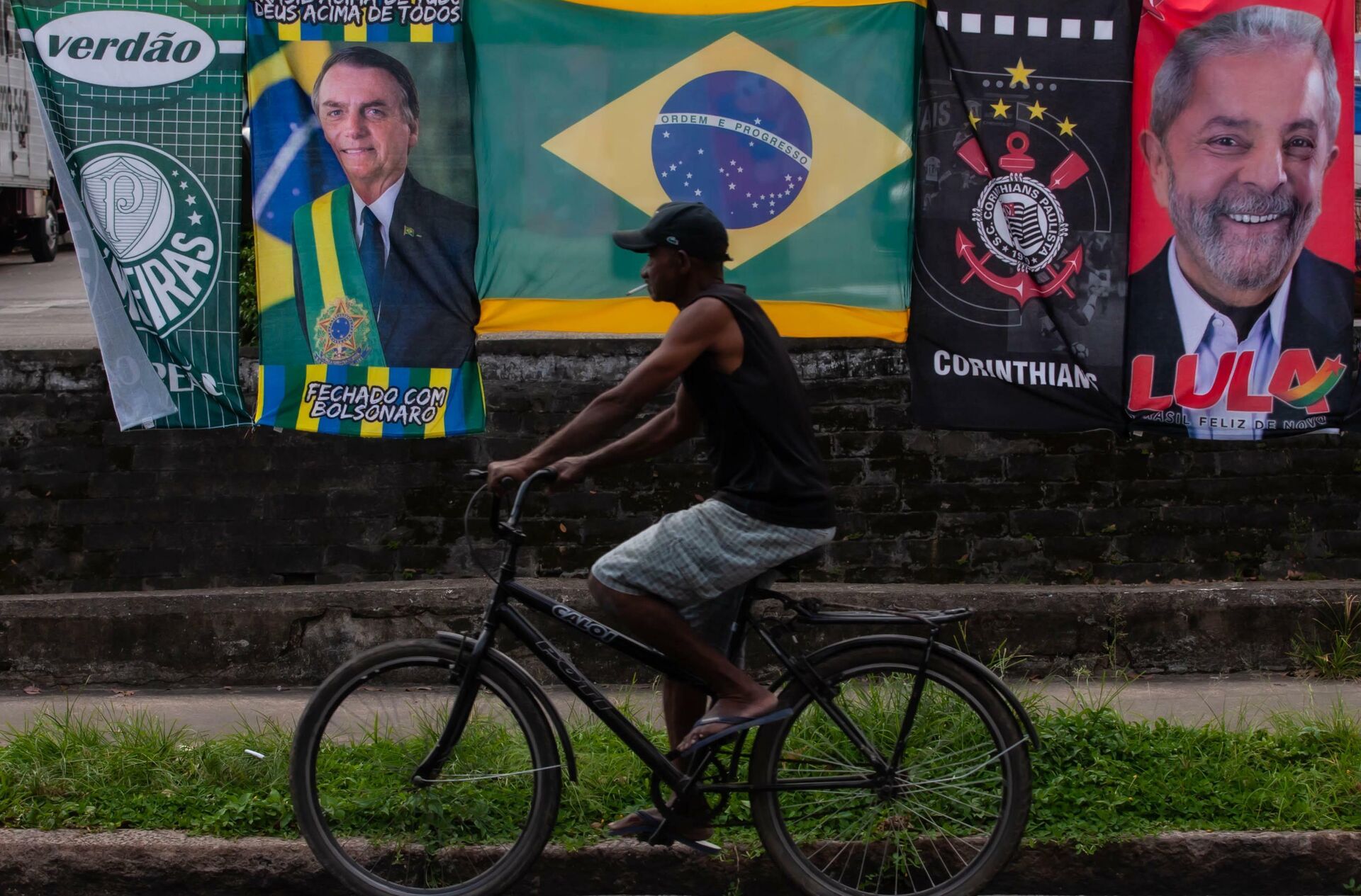 Ambulante vende bandeiras de Jair Bolsonaro e Lula no mesmo varal na cidade de Santos, em São Paulo, em 25 de janeiro de 2022 - Sputnik Brasil, 1920, 02.05.2022