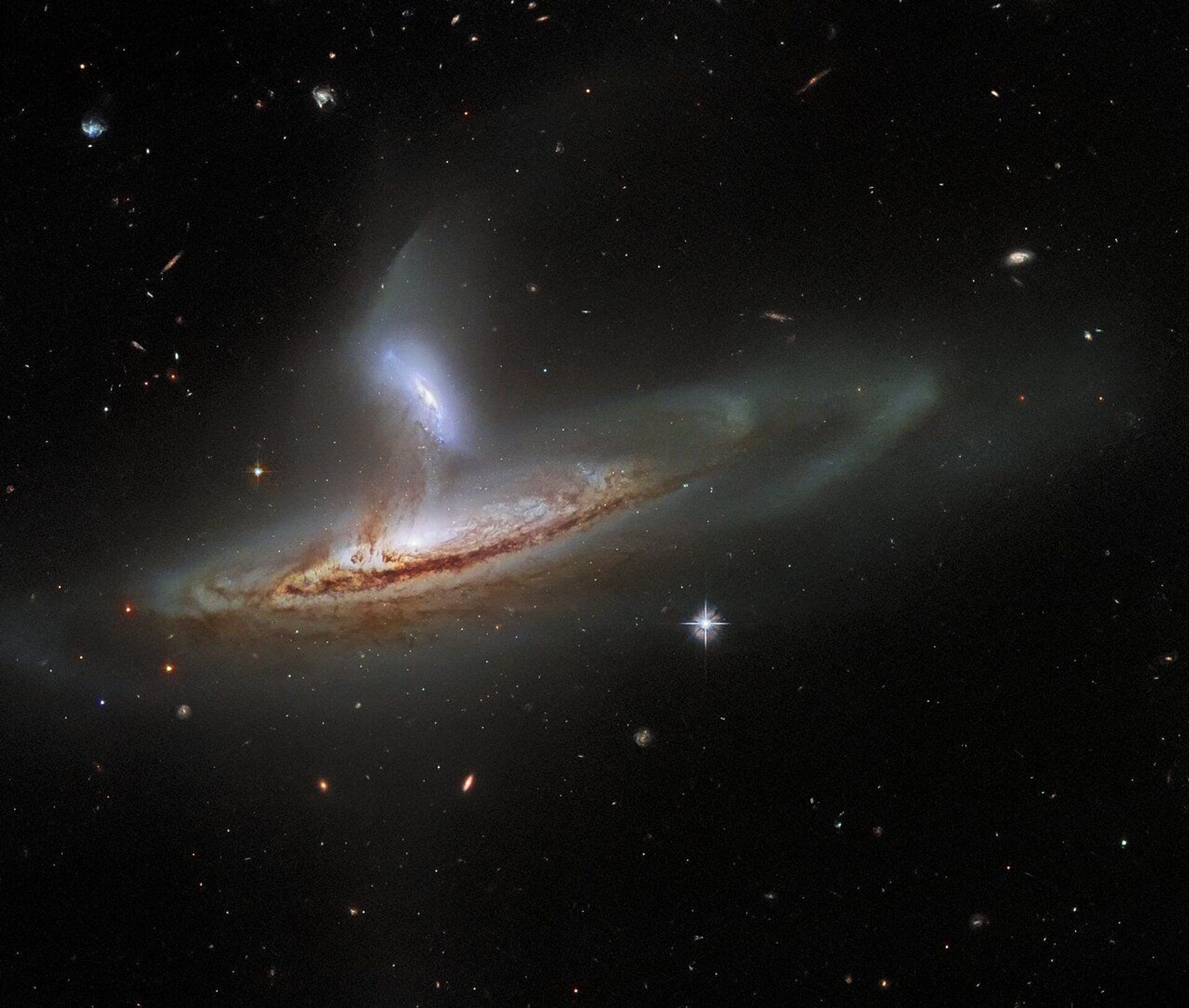 A Agência Espacial Europeia publicou uma imagem que mostra a interação entre duas galáxias, sendo elas a galáxia Seyfert NGC 169 e a IC 1559 - Sputnik Brasil, 1920, 07.02.2022