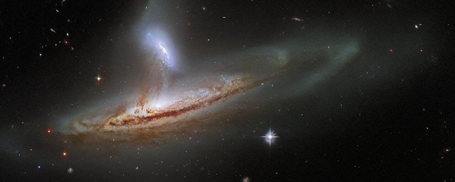 A Agência Espacial Europeia publicou uma imagem que mostra a interação entre duas galáxias, sendo elas a galáxia Seyfert NGC 169 e a IC 1559 - Sputnik Brasil, 1920, 10.02.2023