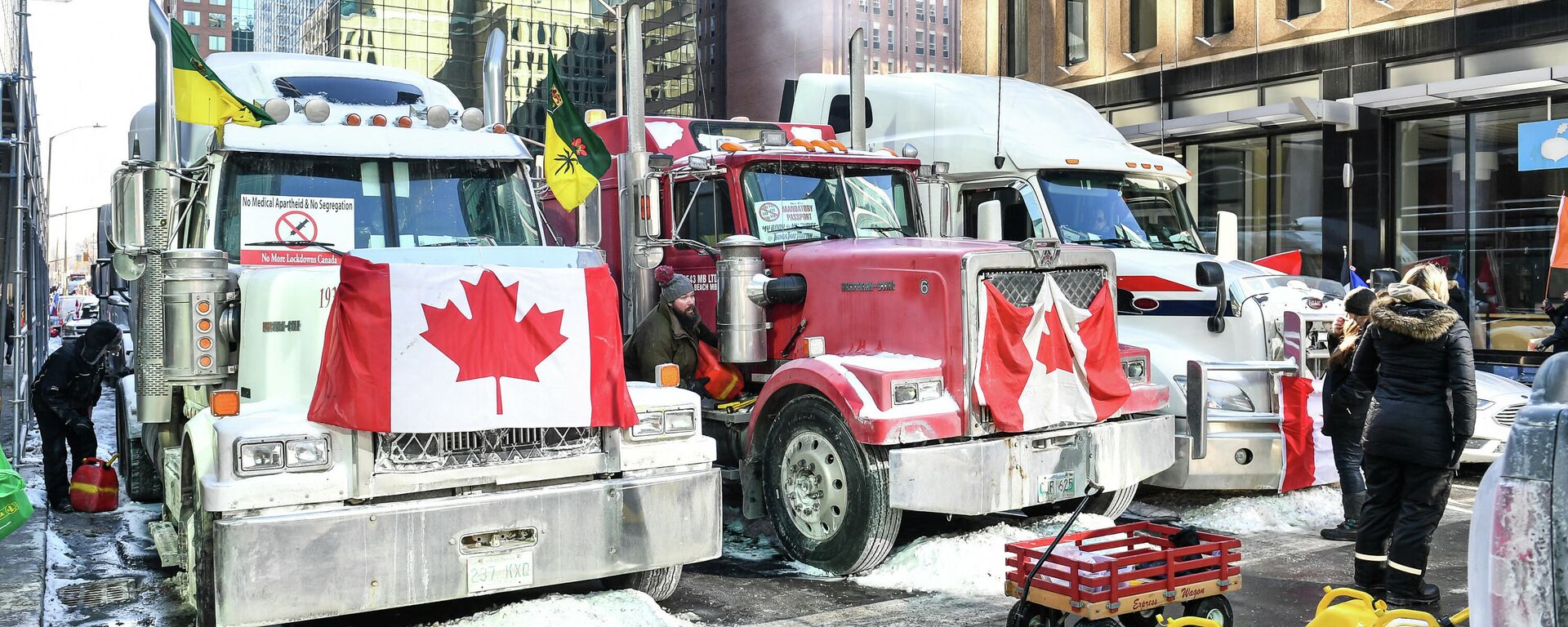 Caminhoneiros reabastecem seus caminhões no frio durante o protesto Freedom Convoy em 5 de fevereiro de 2022 em Ottawa, Canadá - Sputnik Brasil, 1920, 09.02.2022