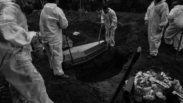  Sepultadores enterram vítima de Covid-19 no Cemitério Vila Formosa, em São Paulo  - Sputnik Brasil
